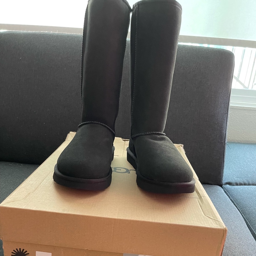 New Women’s size 8 UGG Tall boots black color way